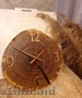 ceasul este din stejar tăiat,  modelul inelelor anuale este clar vizibil. fisuril